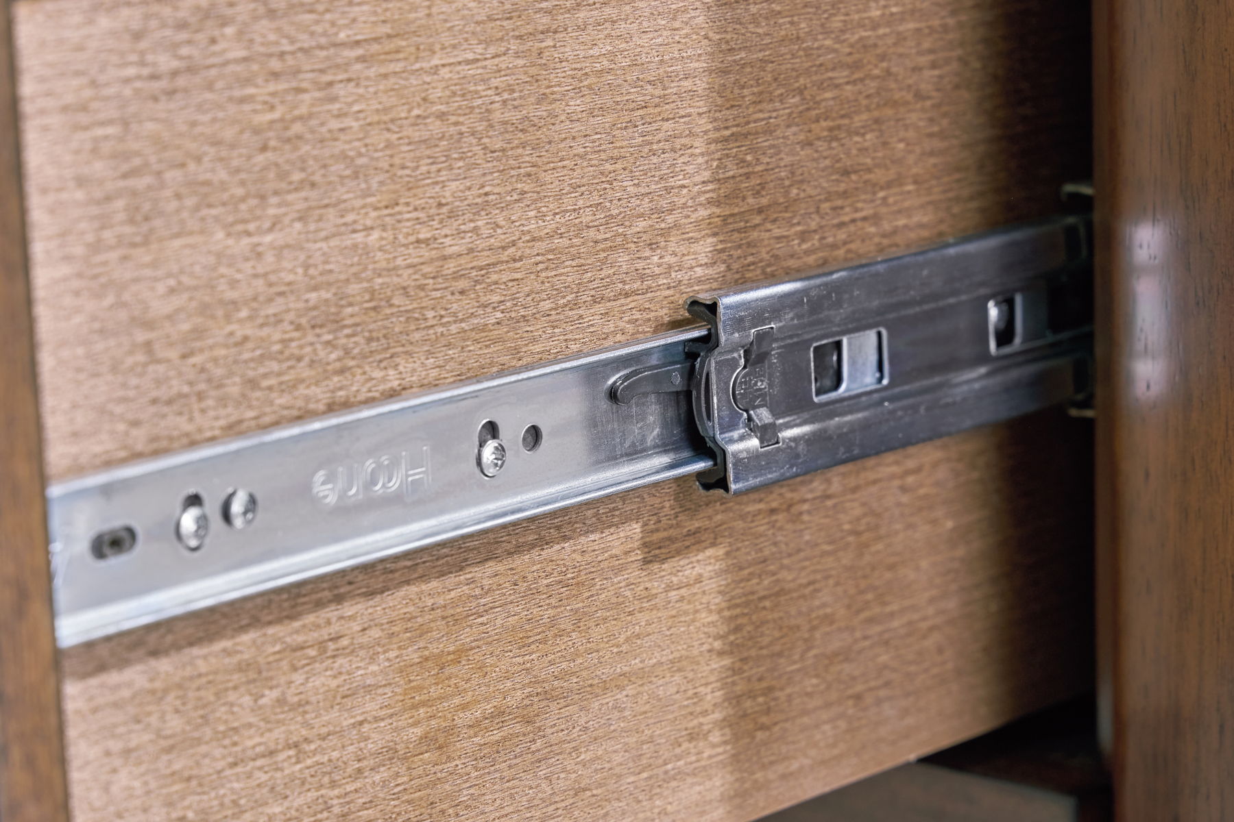 Lyncott - Five Drawer Chest - Brown - Image 2