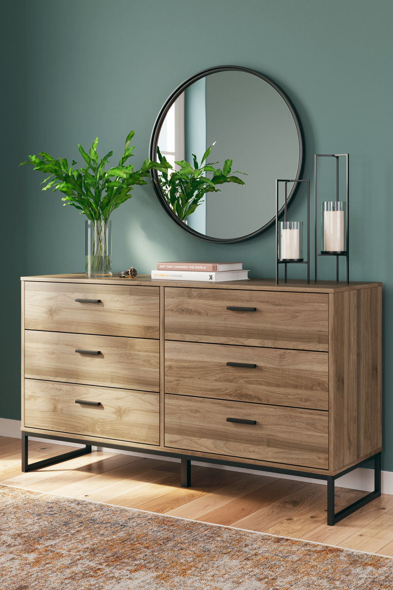 Deanlow - Six Drawer Dresser - Honey - Image 11
