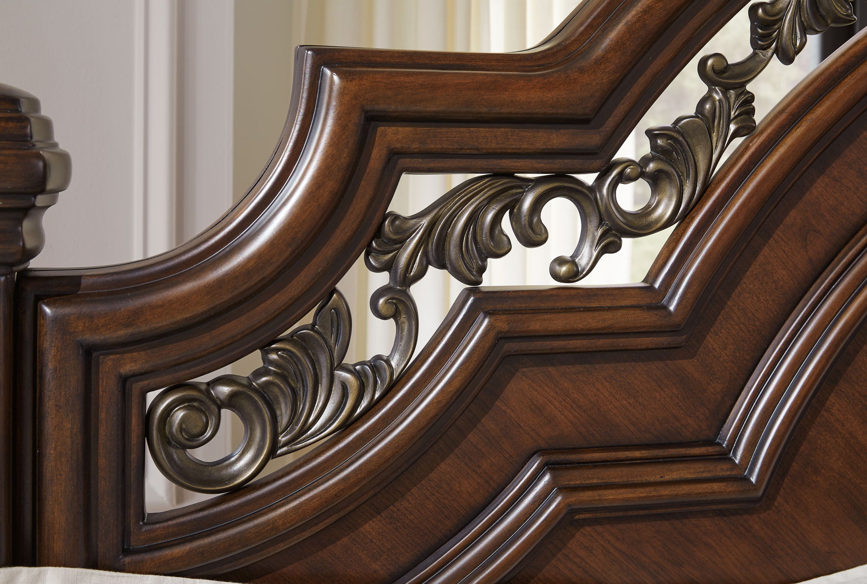 Lavinton - Poster Bed - Image 5